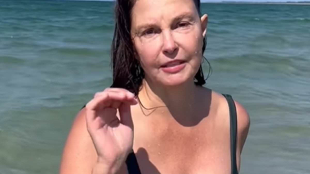 Ashley Judd's Inspiring Swimsuit Photo