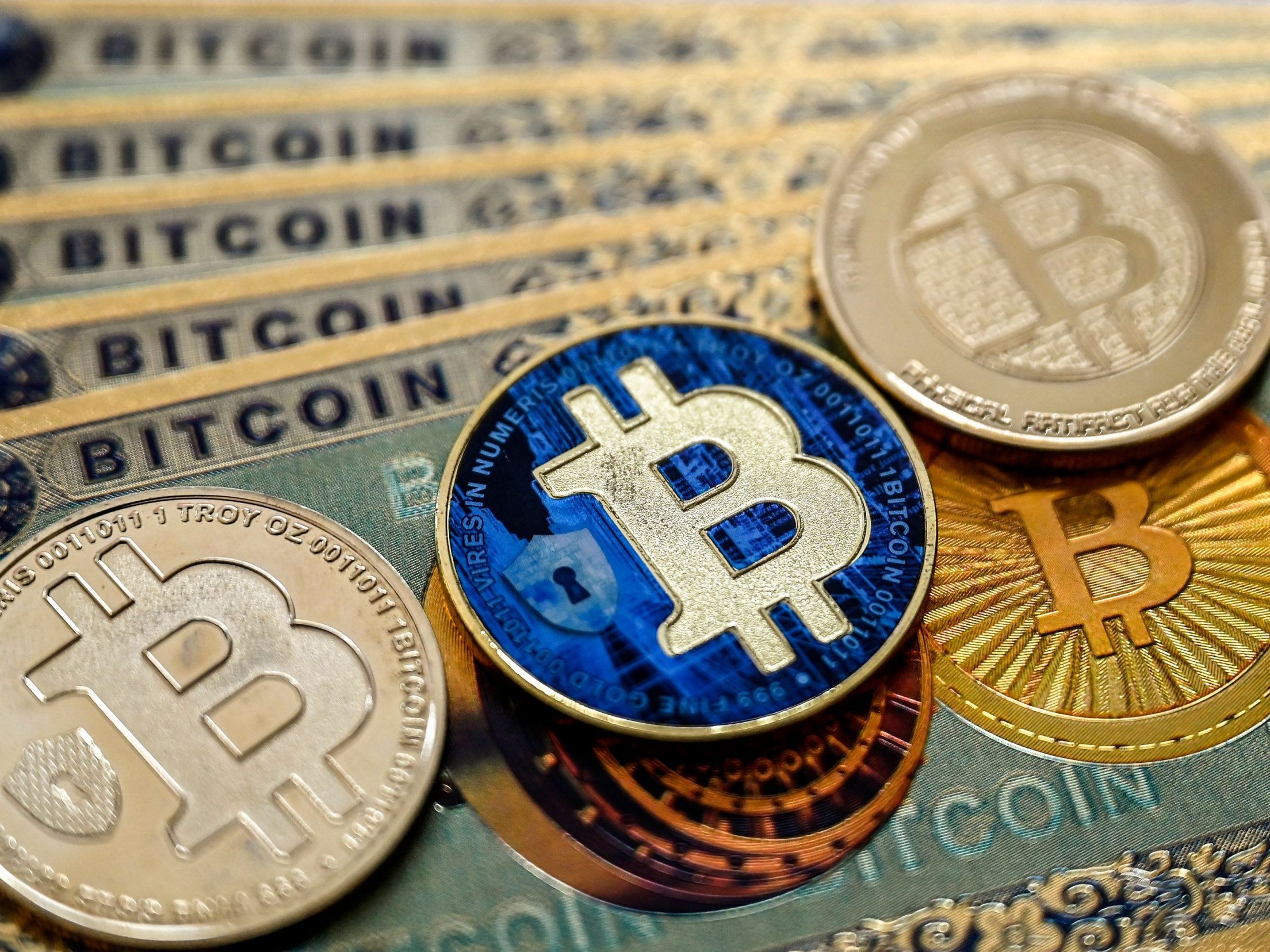 Bitcoin Surges Past $122,000!