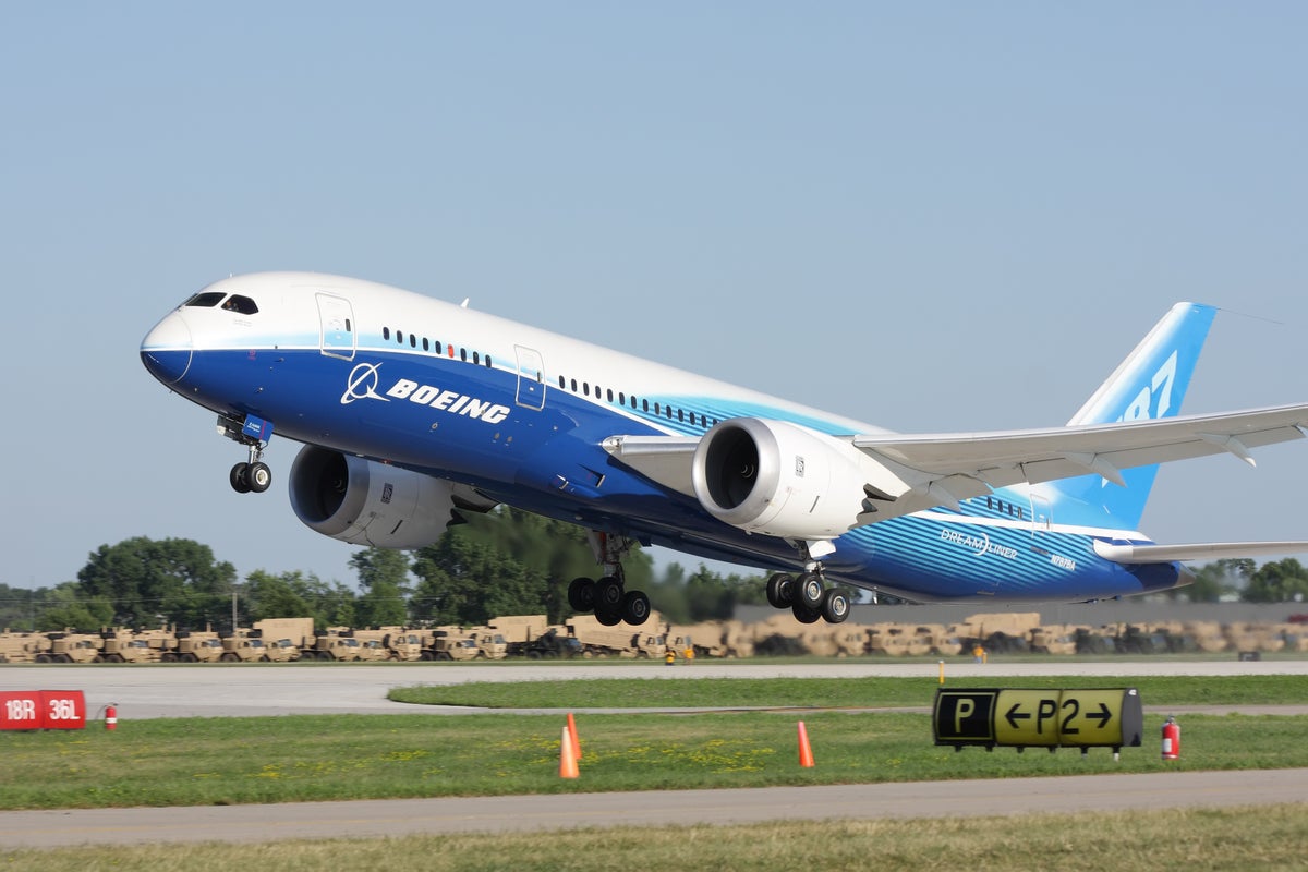 Boeing Dreamliner's Emergency Landing After Takeoff