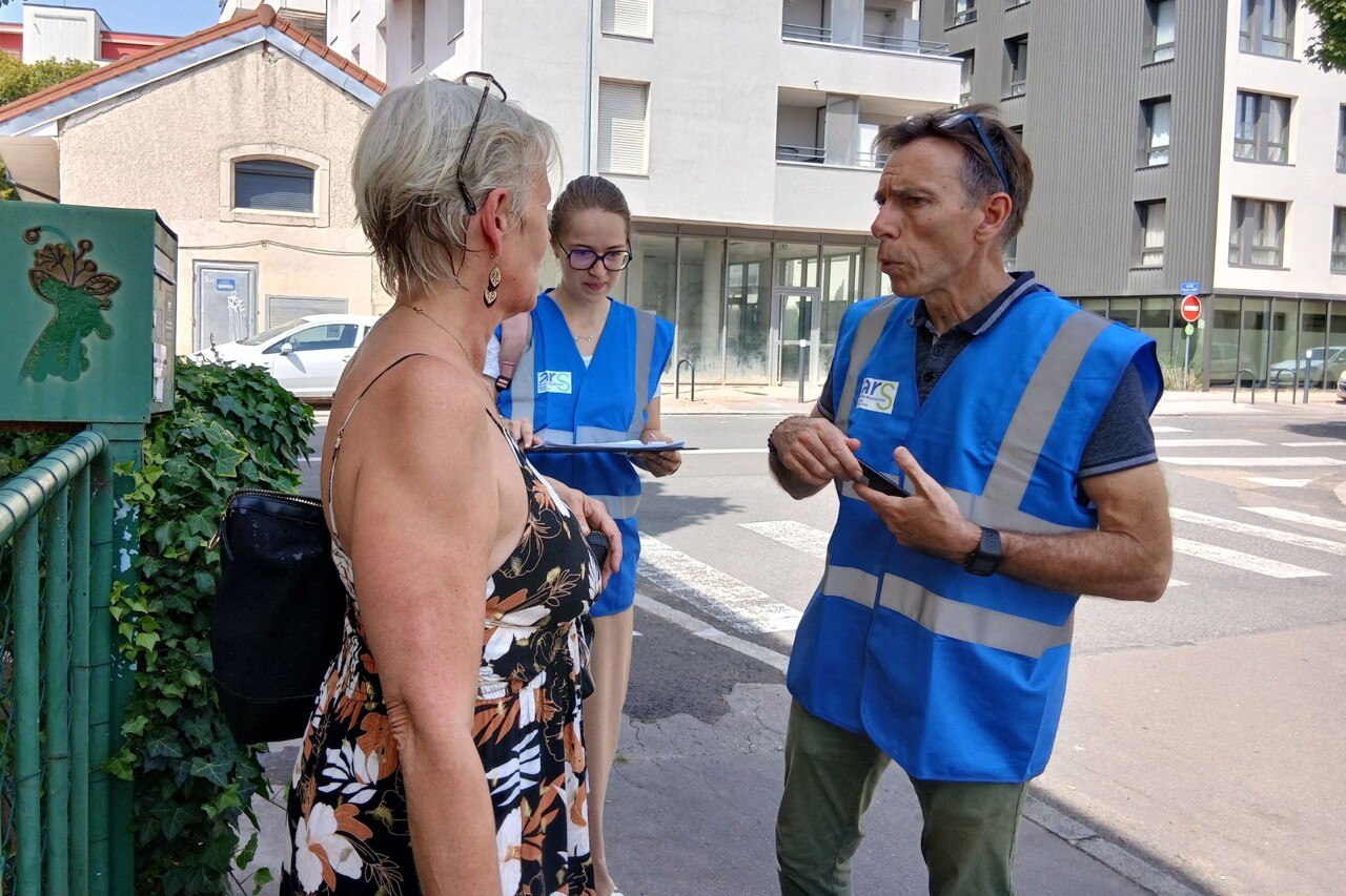 Dijon: Blue-Vest Agents' Door-to-Door Visits Explained