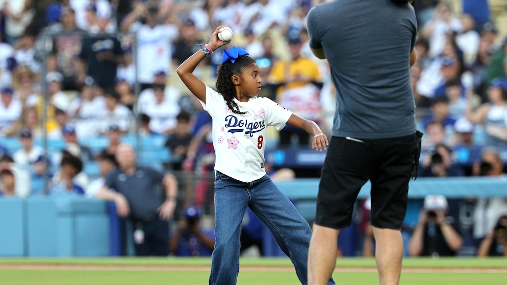 Dodgers Kobe Bryant Bobblehead Night