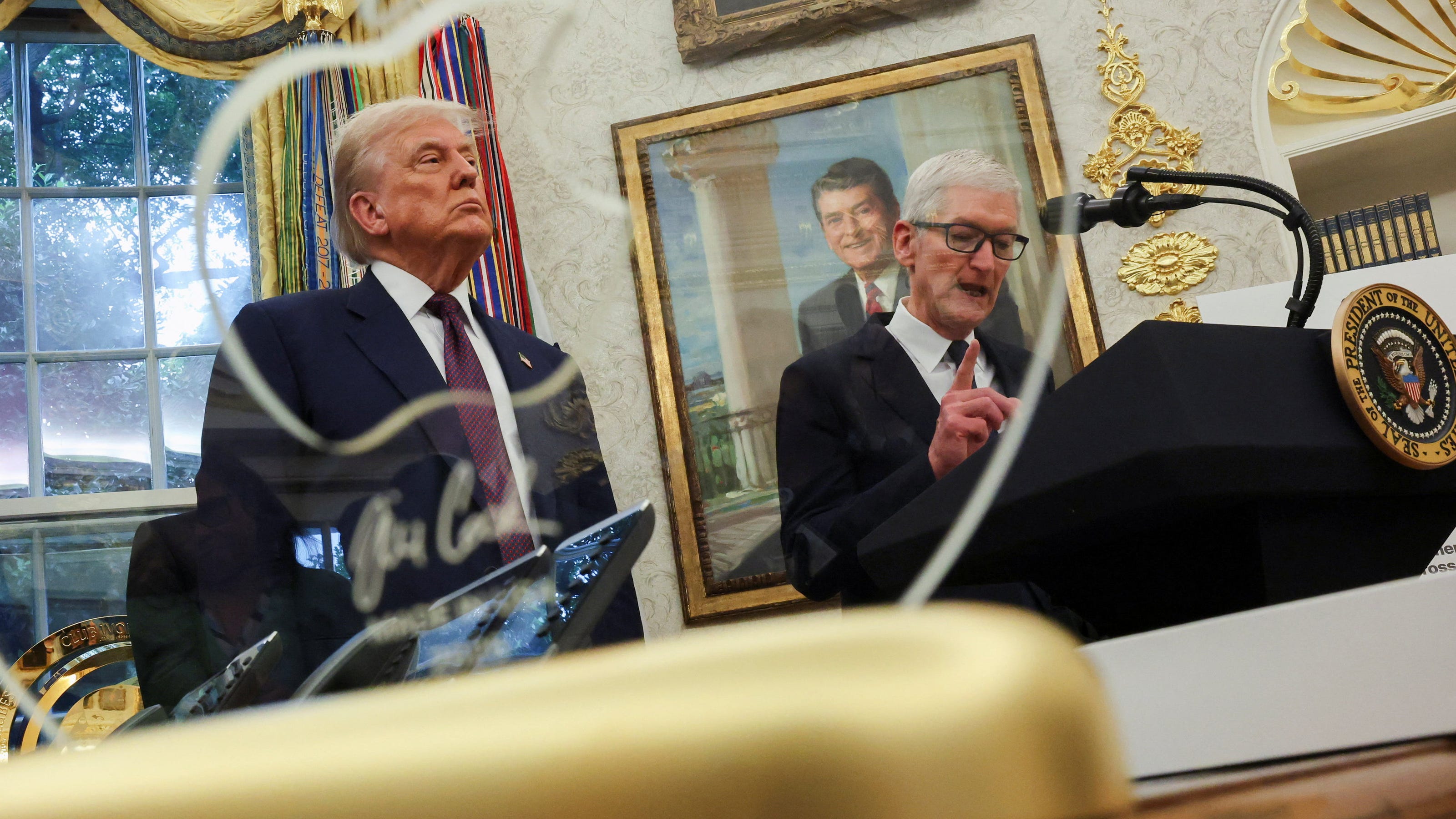 Tim Cook's 24-Karat Gold Apple Plaque For Trump