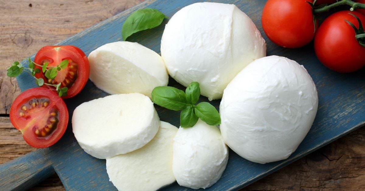 Waiter Chokes On Mozzarella: Tragic Pause